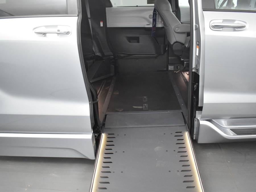 New 2025 Toyota Sienna Hybrid XLE Base - BraunAbility Side Entry Entry In Floor Automatic Ramp