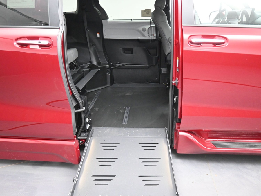 New 2026 Toyota Sienna Hybrid XLE Base - BraunAbility Side Entry Entry Fold Out Automatic Ramp