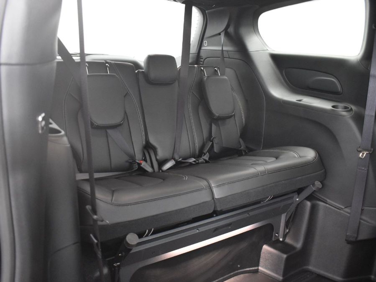 Black Chrysler Pacifica image number 9