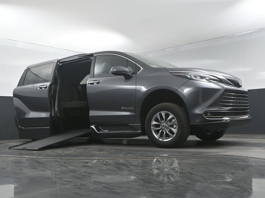 New 2025 Toyota Sienna Hybrid XLE Plus - BraunAbility Side Entry Entry In Floor Automatic Ramp