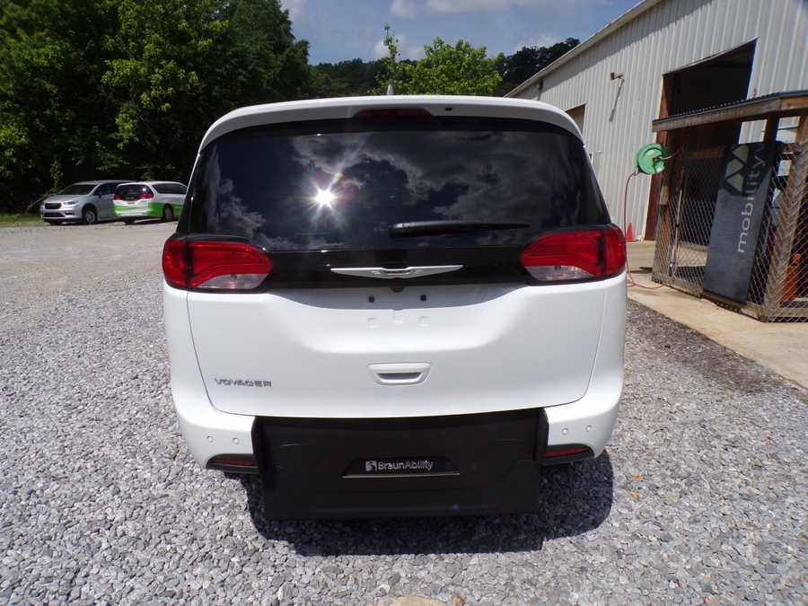 White Chrysler Voyager image number 14