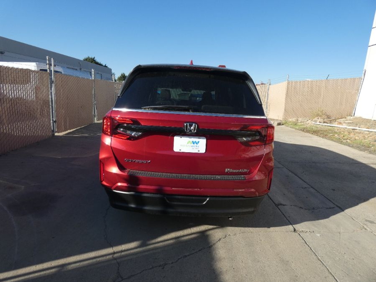 Red Honda Odyssey image number 4