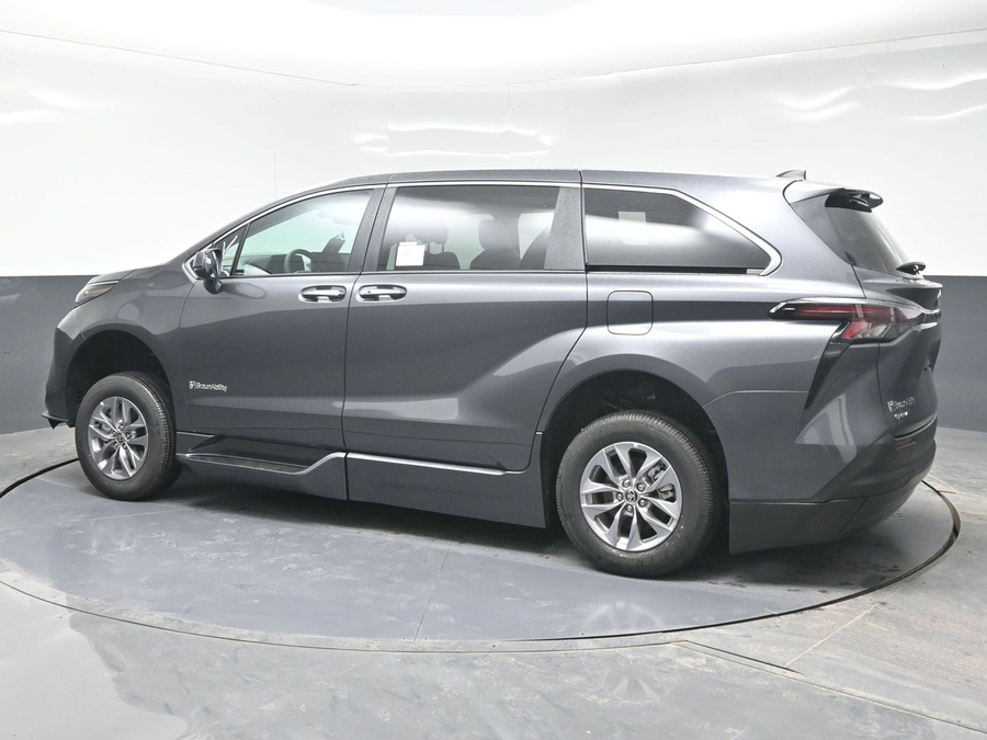 New 2025 Toyota Sienna Hybrid XLE Base - BraunAbility Side Entry Entry In Floor Automatic Ramp