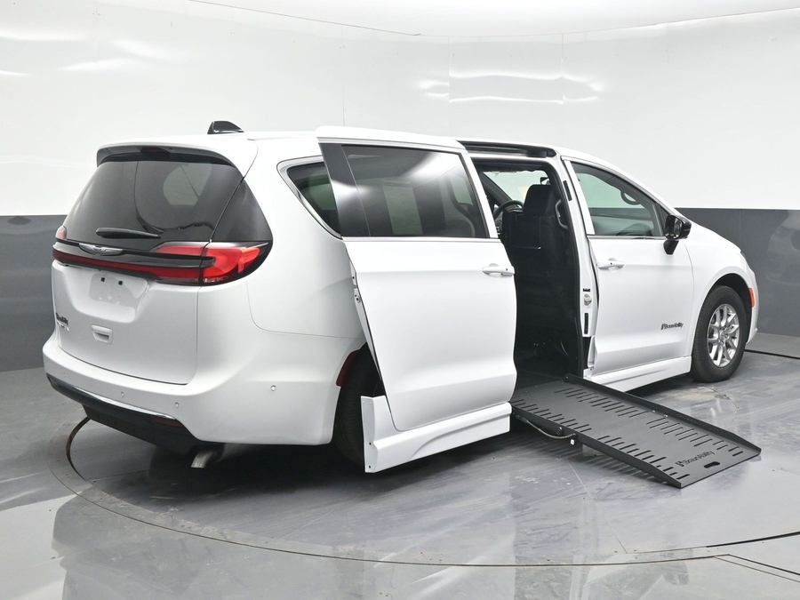 White Chrysler Pacifica image number 3