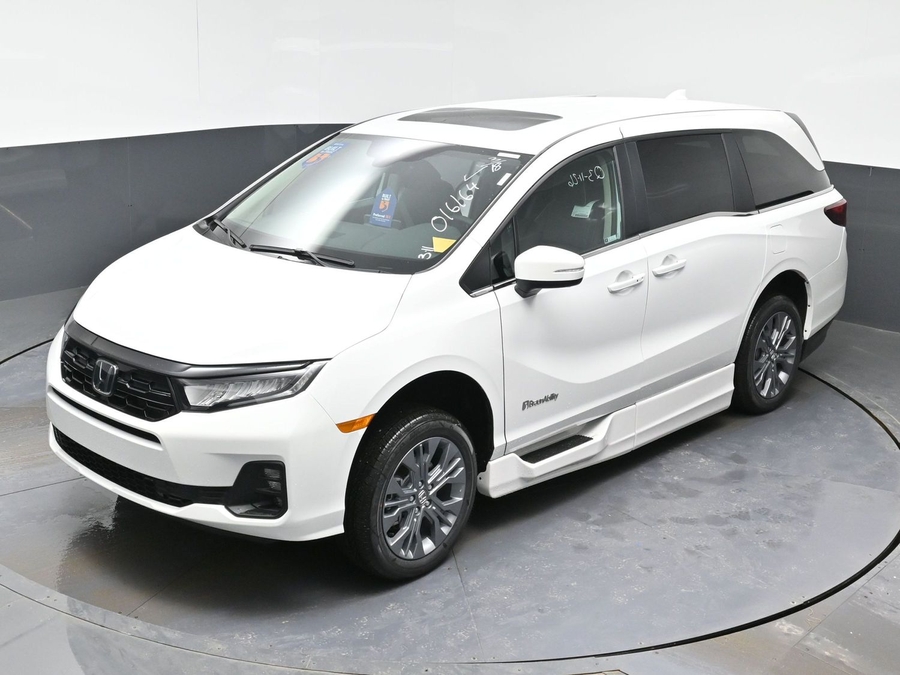 White Honda Odyssey image number 23