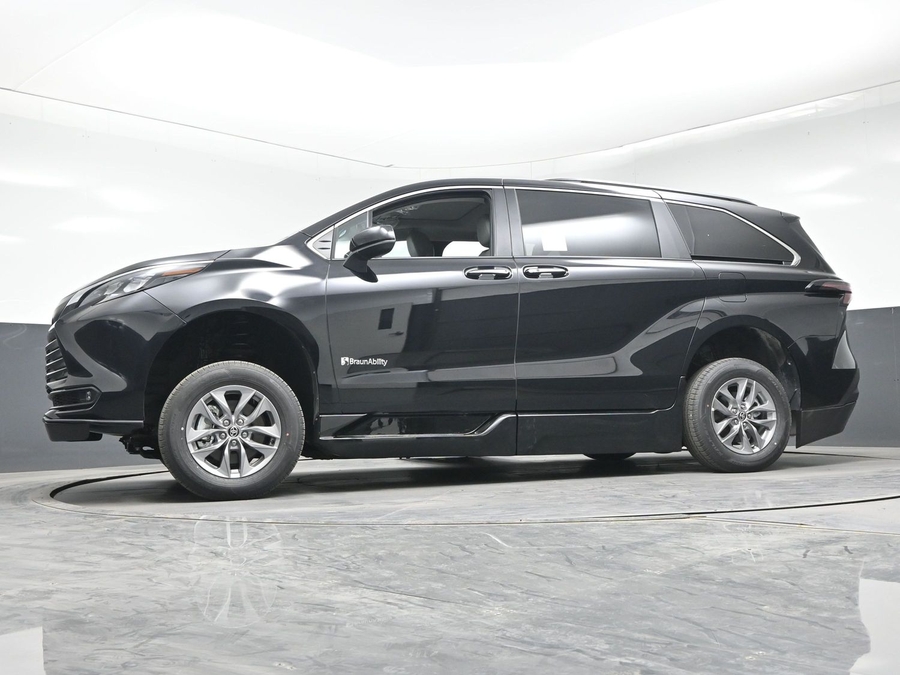 Black Toyota Sienna image number 14