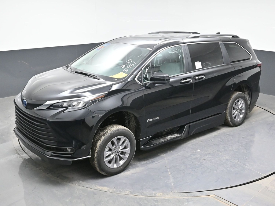 Black Toyota Sienna image number 23