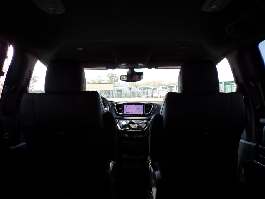 Black Chrysler Pacifica image number 43