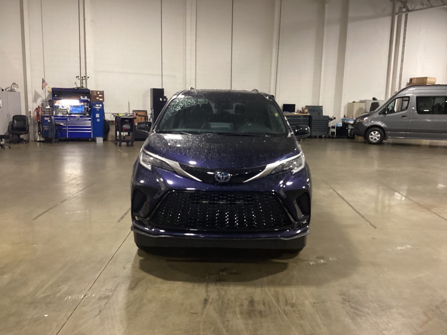 Blue Toyota Sienna image number 2