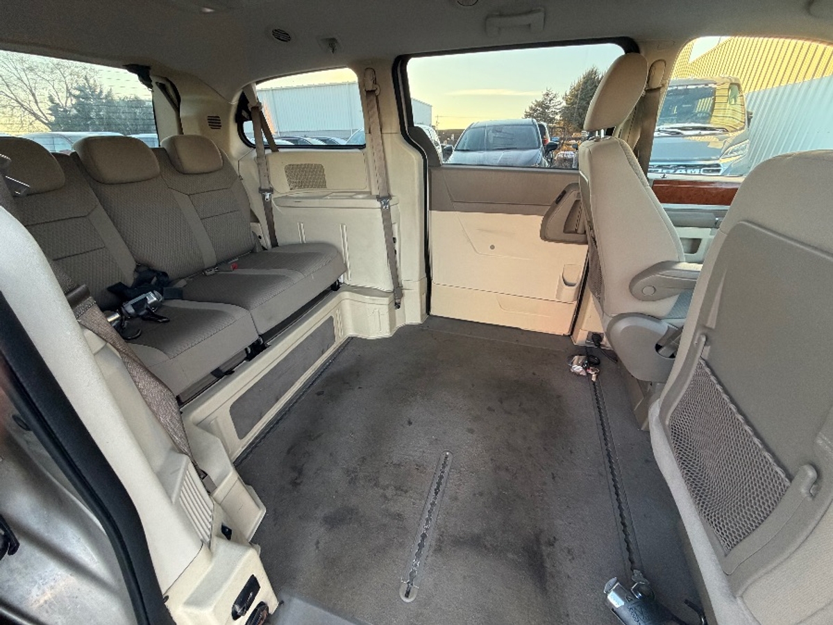 2009 CHRYSLER TOWN AND COUNTRY - Image 14