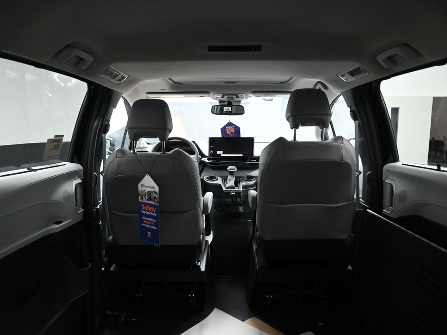 Black Toyota Sienna image number 14