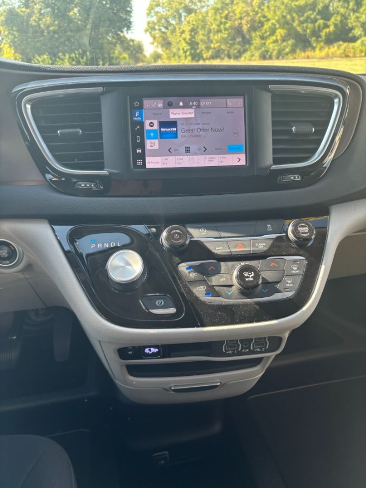 Red Chrysler Voyager image number 4