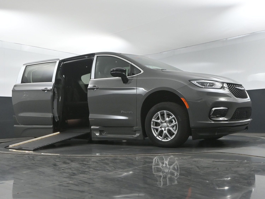 New 2025 Chrysler Pacifica Select Safety - BraunAbility Side Entry Entry In Floor Automatic Ramp