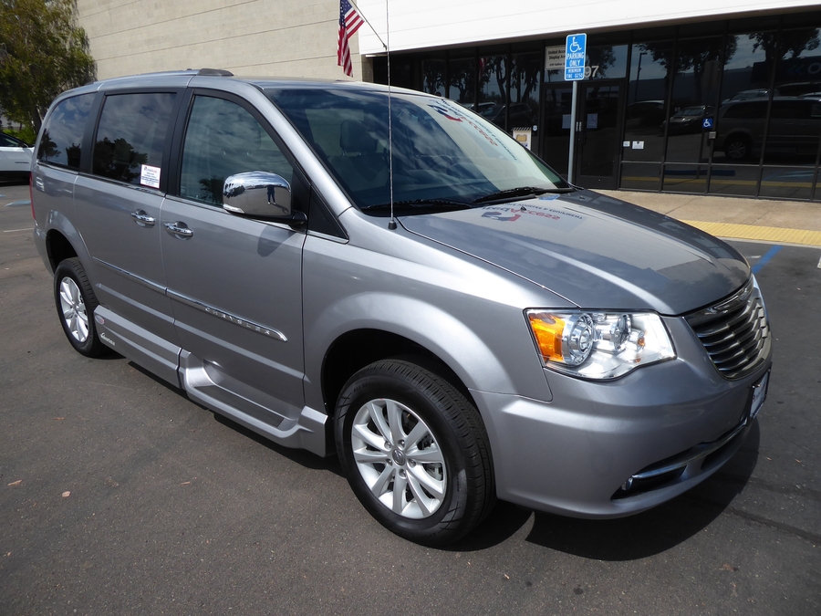 Used 2016 Chrysler Town and Country Limited Platinum - VMI Side Entry In Floor Automatic Ramp