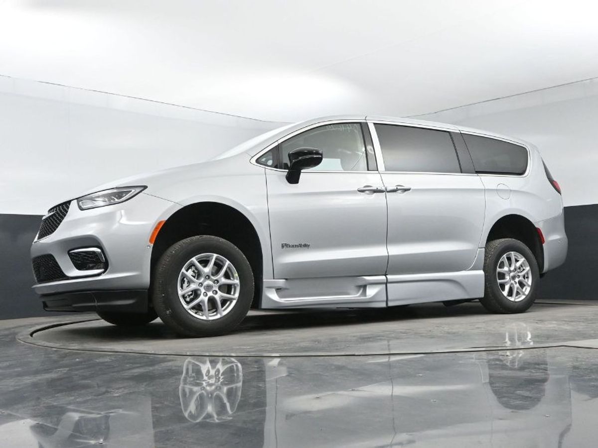 Silver Chrysler Pacifica image number 10