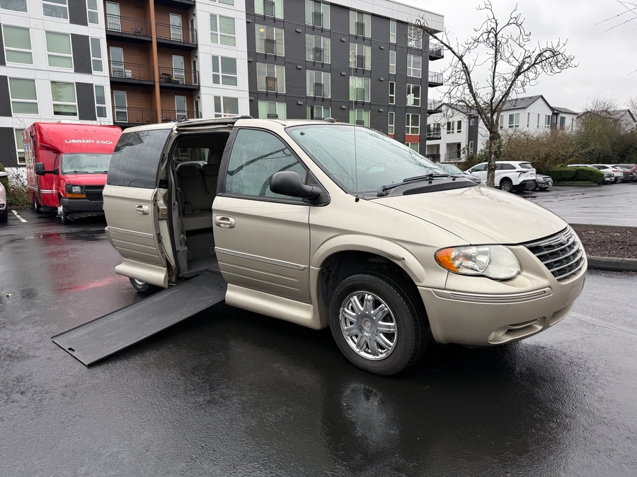2005 Chrysler Town & Country Limited's photo