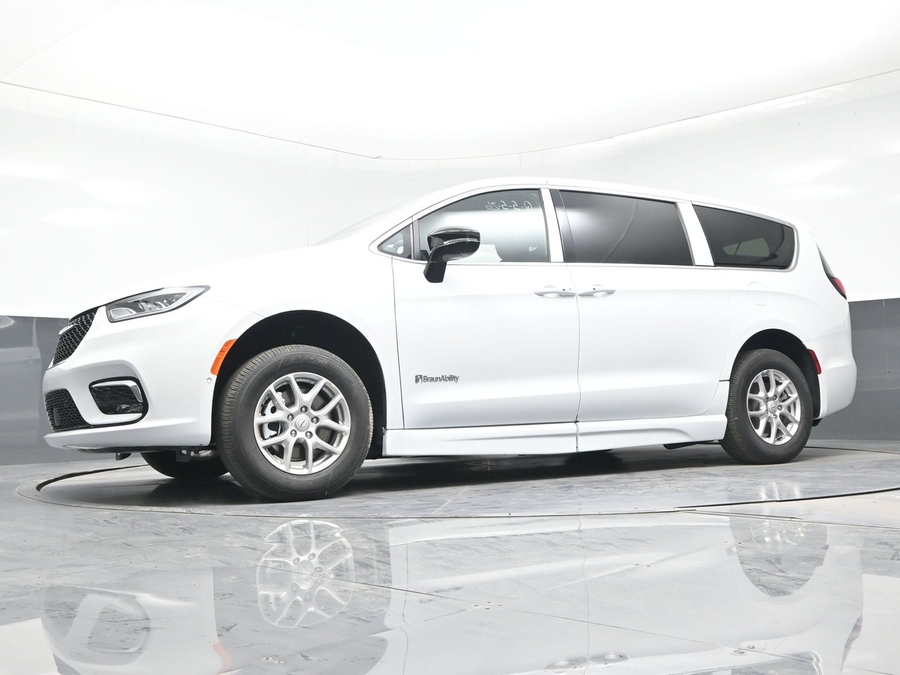 White Chrysler Pacifica image number 19