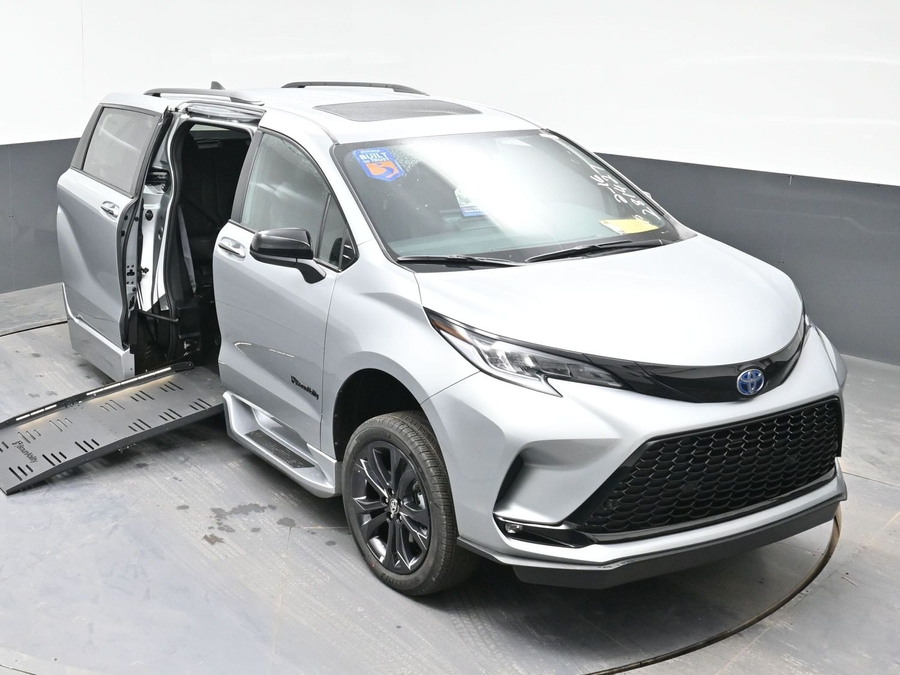 Silver Toyota Sienna image number 8