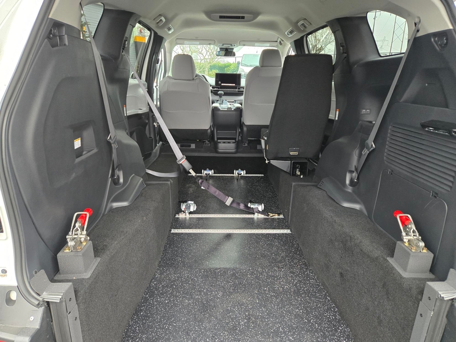 New 2026 Toyota Sienna Hybrid LE w swivel 2nd row - Vantage Mobility Commercial Rear Entry Entry Fold Out Manual Ramp