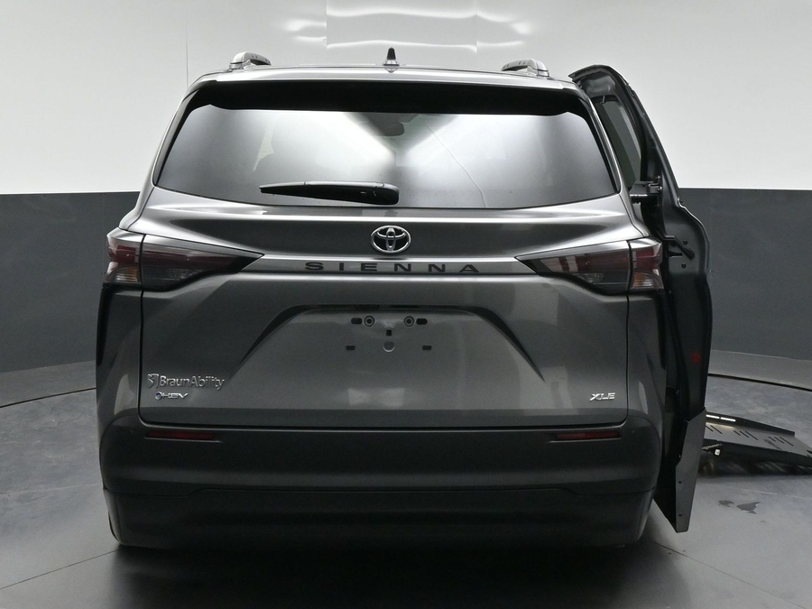 New 2026 Toyota Sienna Hybrid XLE Base - BraunAbility Side Entry Fold Out Automatic Ramp
