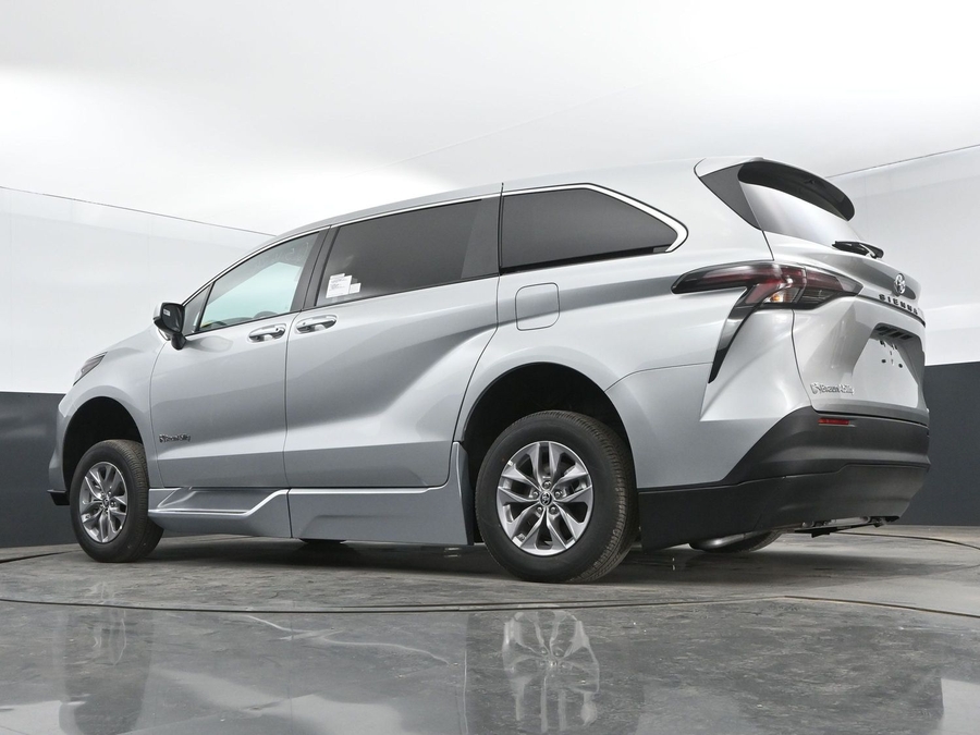 New 2025 Toyota Sienna Hybrid LE - BraunAbility Side Entry Entry Fold Out Automatic Ramp