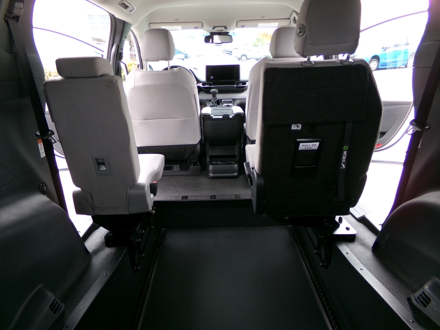 White Toyota Sienna image number 14