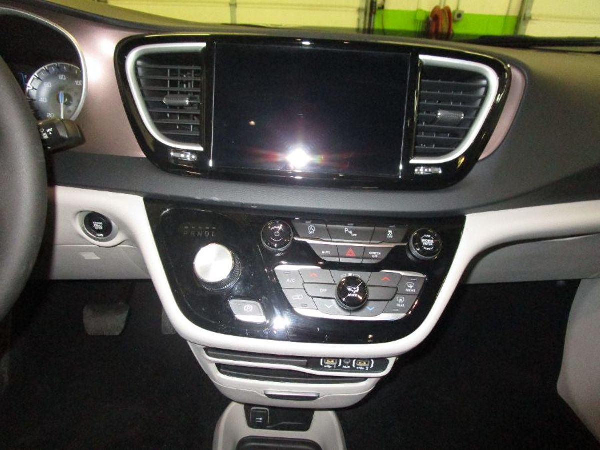 White Chrysler Voyager image number 14