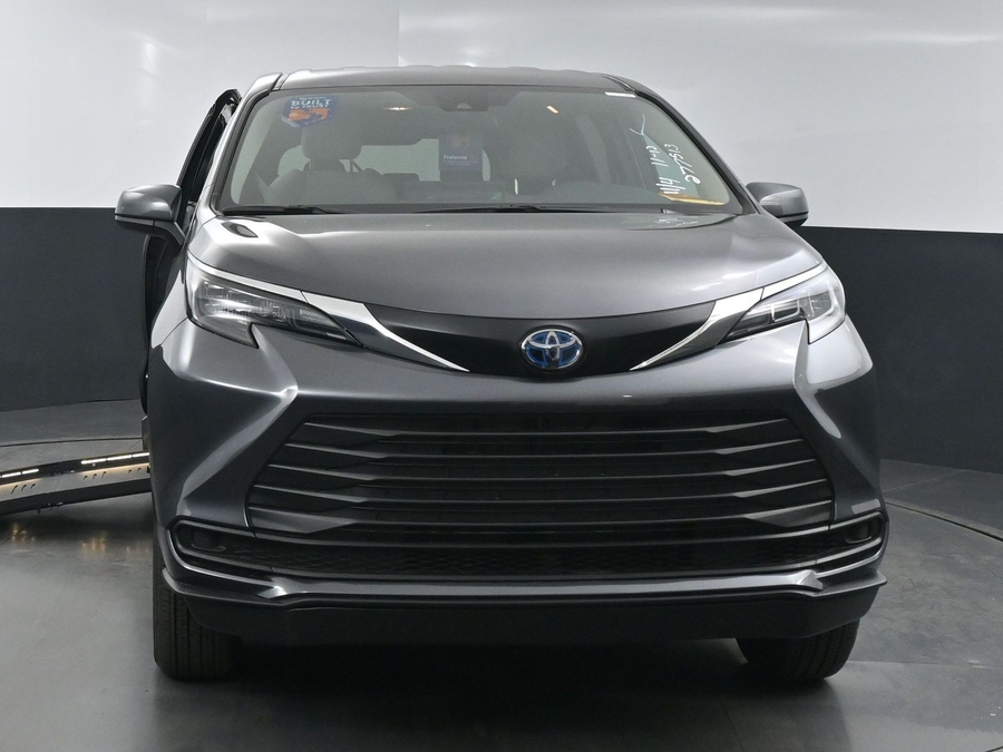 New 2025 Toyota Sienna Hybrid LE - BraunAbility Side Entry Entry Fold Out Automatic Ramp