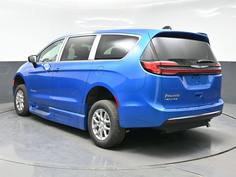 Blue Chrysler Pacifica image number 4