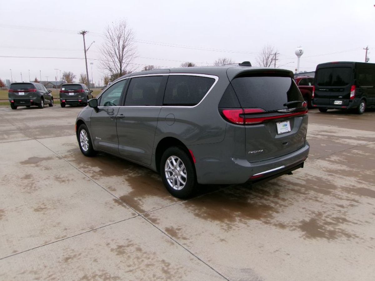 2024 CHRYSLER PACIFICA - Image 17