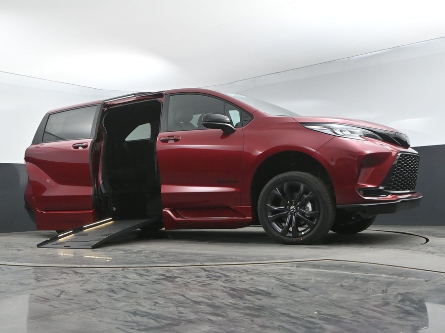 New 2025 Toyota Sienna Hybrid XSE Sport - BraunAbility Side Entry Entry Fold Out Automatic Ramp