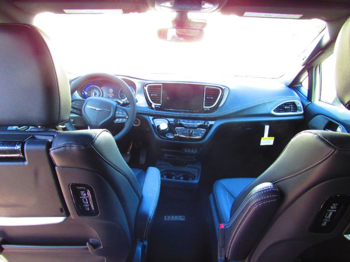 White Chrysler Pacifica image number 10