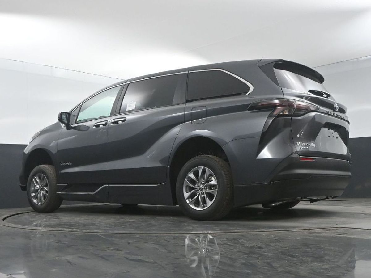 Grey Toyota Sienna image number 20