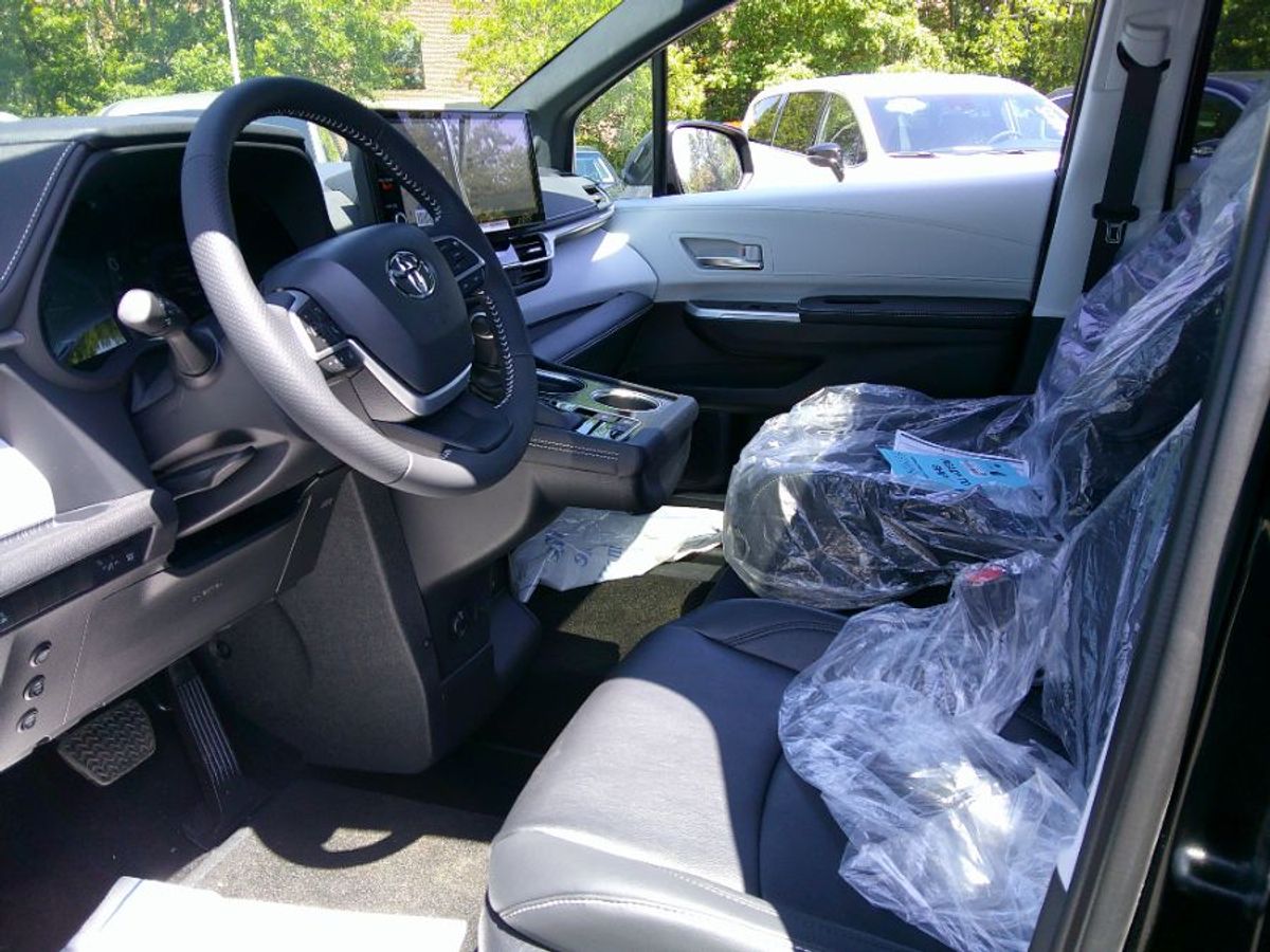 Black Toyota Sienna image number 21