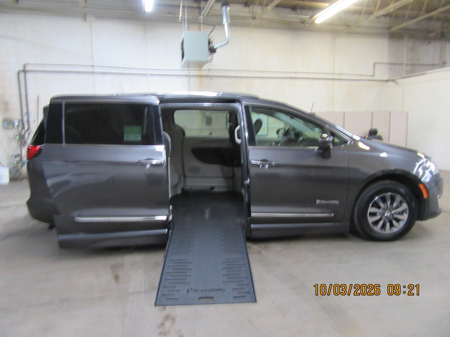 Grey Chrysler Pacifica image number 37
