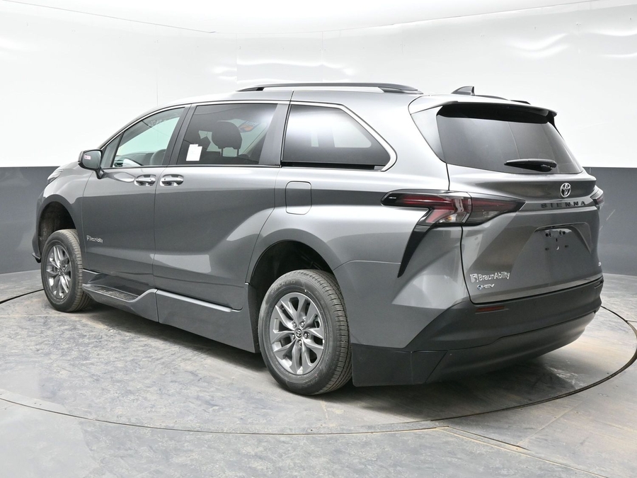 New 2026 Toyota Sienna Hybrid XLE Base - BraunAbility Side Entry Entry Fold Out Automatic Ramp