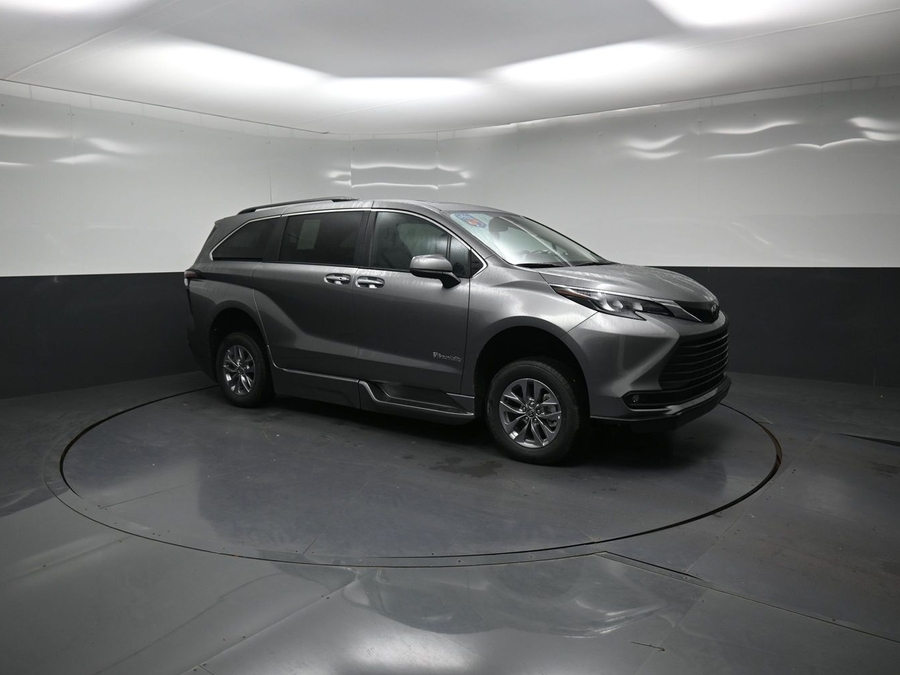 New 2026 Toyota Sienna Hybrid XLE Base - BraunAbility Side Entry Fold Out Automatic Ramp