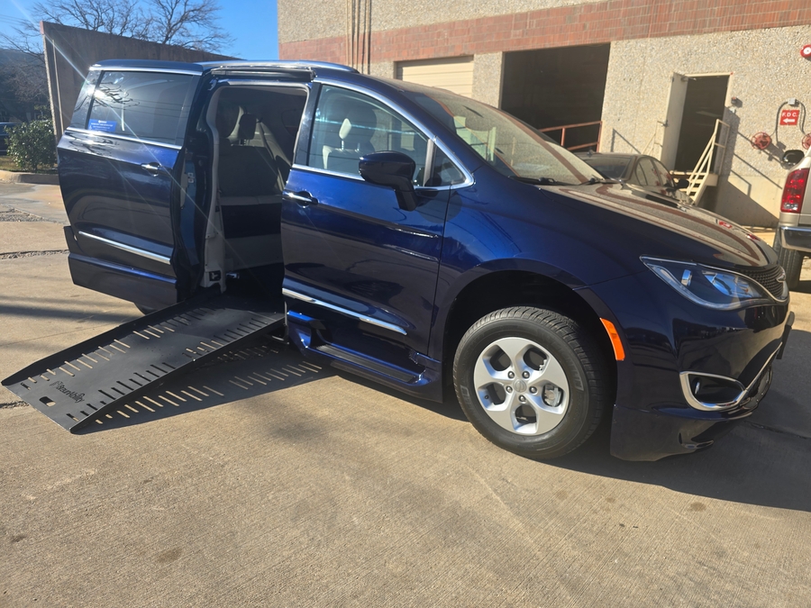 Used 2017 Chrysler Pacifica Touring-L Plus - BraunAbility Side Entry Entry Fold Out Automatic Ramp