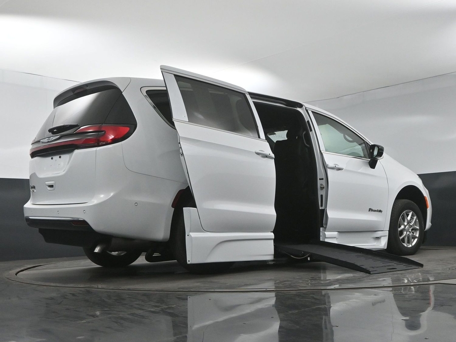 New 2025 Chrysler Pacifica Select Safety - BraunAbility Side Entry Entry Fold Out Automatic Ramp