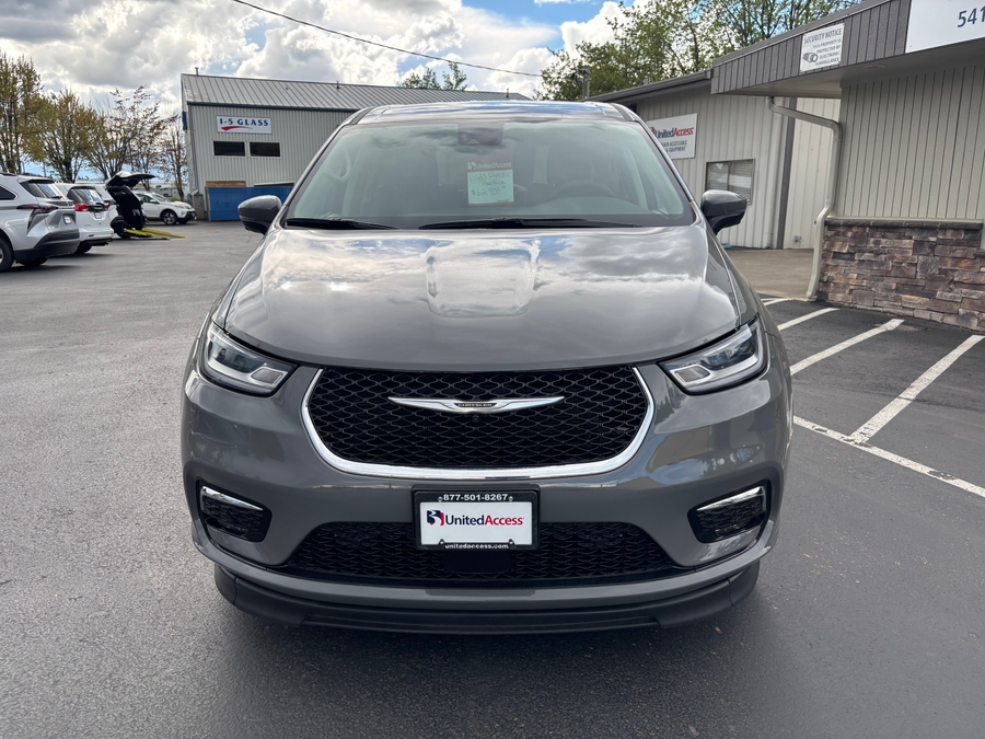 Used 2023 Chrysler Pacifica Touring L Safety - BraunAbility Side Entry Entry In Floor Automatic Ramp