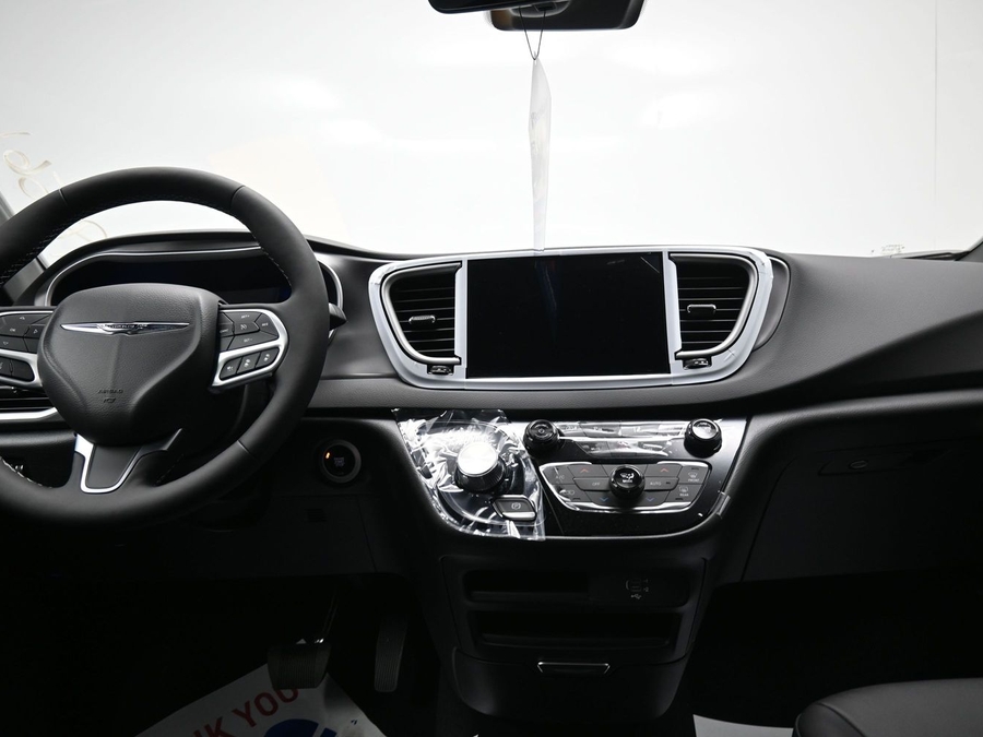 White Chrysler Voyager image number 13