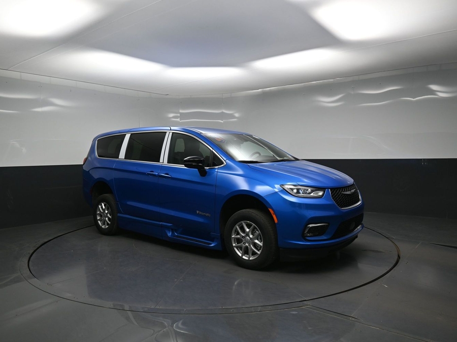 Blue Chrysler Pacifica image number 14