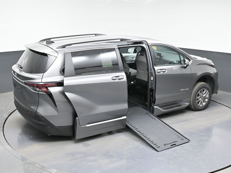 Grey Toyota Sienna image number 22