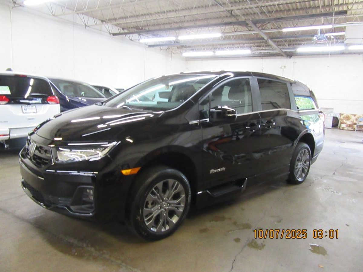 Black Honda Odyssey image number 8