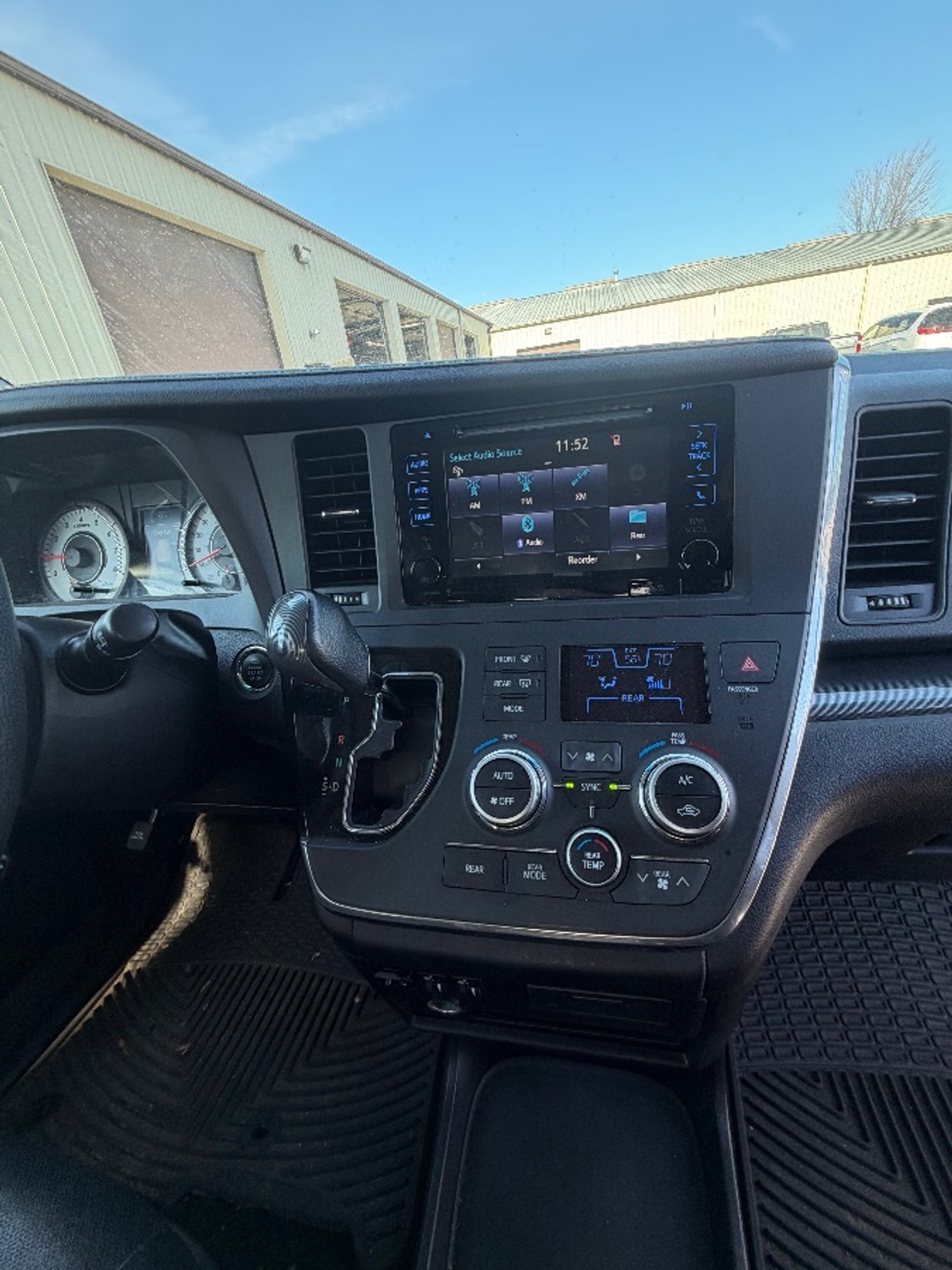 2015 TOYOTA SIENNA - Image 20