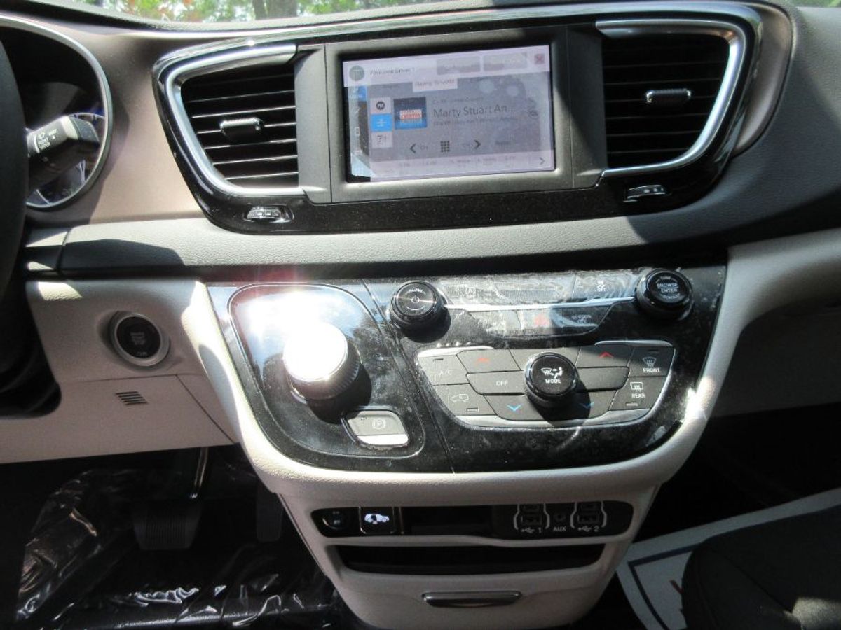 Silver Chrysler Voyager image number 18