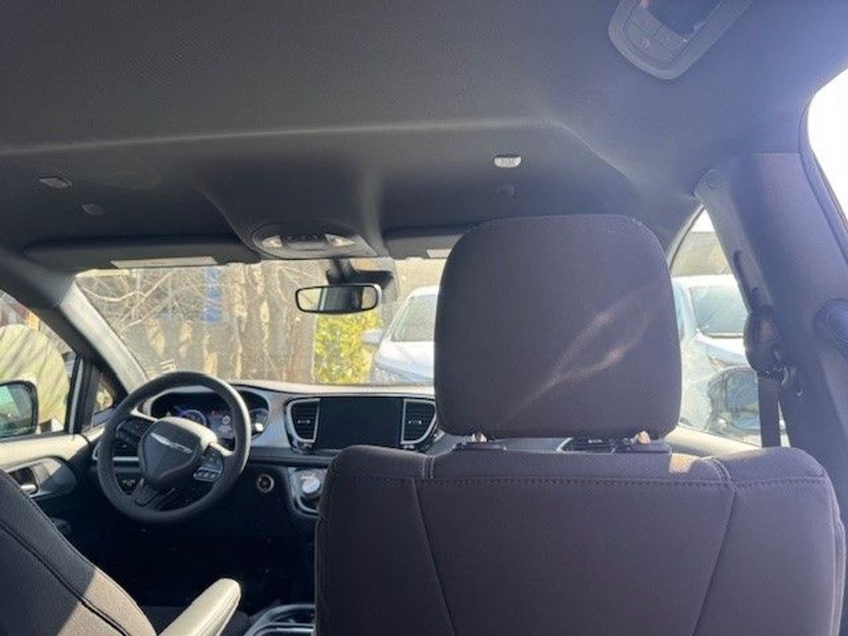 White Chrysler Voyager image number 4