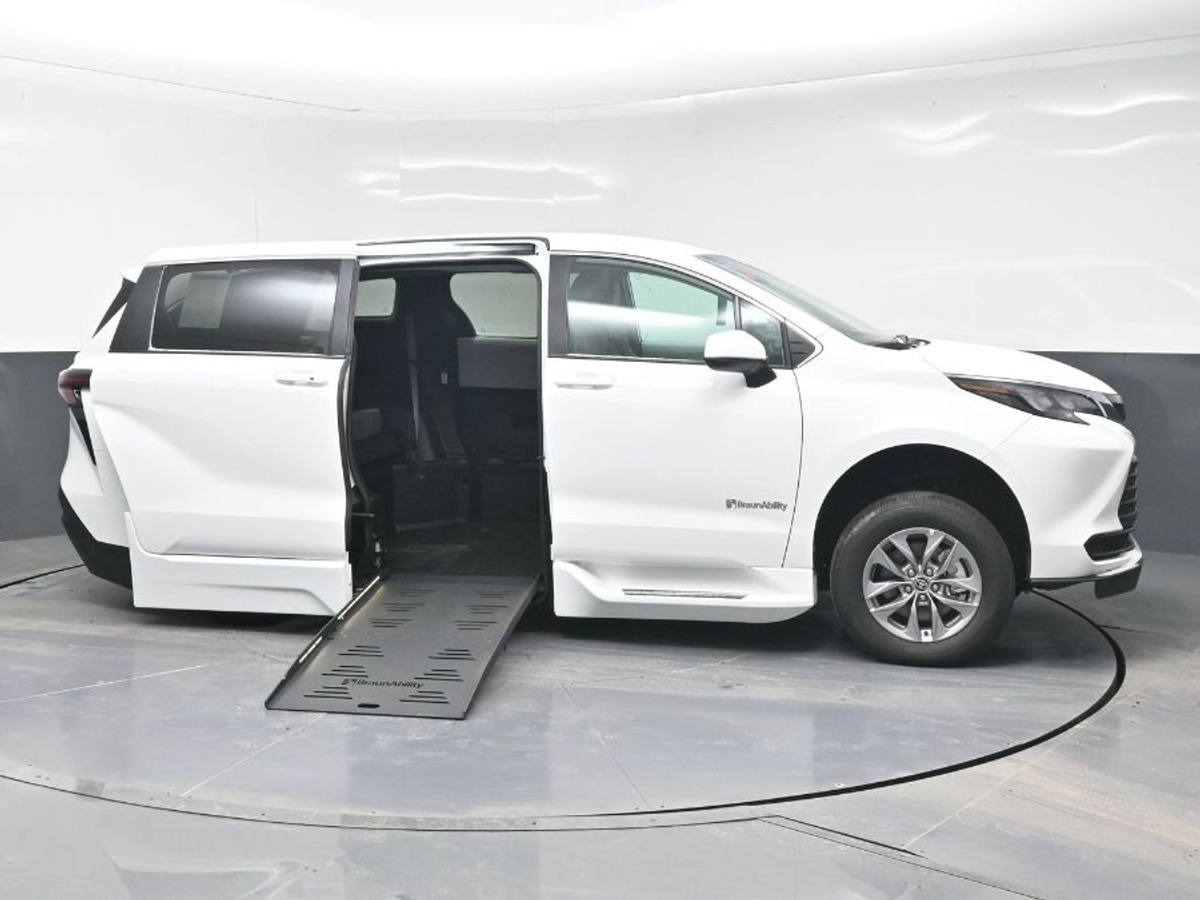 2025 TOYOTA SIENNA - Image 8