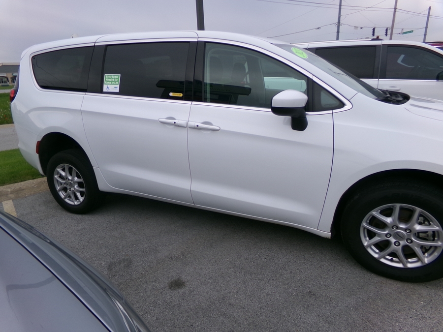 White Chrysler Voyager image number 3