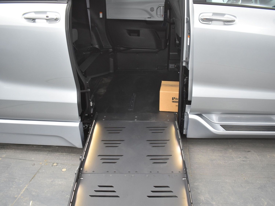 New 2025 Toyota Sienna Hybrid XLE Base - BraunAbility Side Entry Entry Fold Out Automatic Ramp